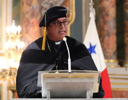 Entrega de la Condecoración Francisco Javier de Luna Victoria y Castro a Su Beatitud Teodoro II