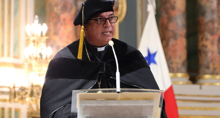 Entrega de la Condecoración Francisco Javier de Luna Victoria y Castro a Su Beatitud Teodoro II