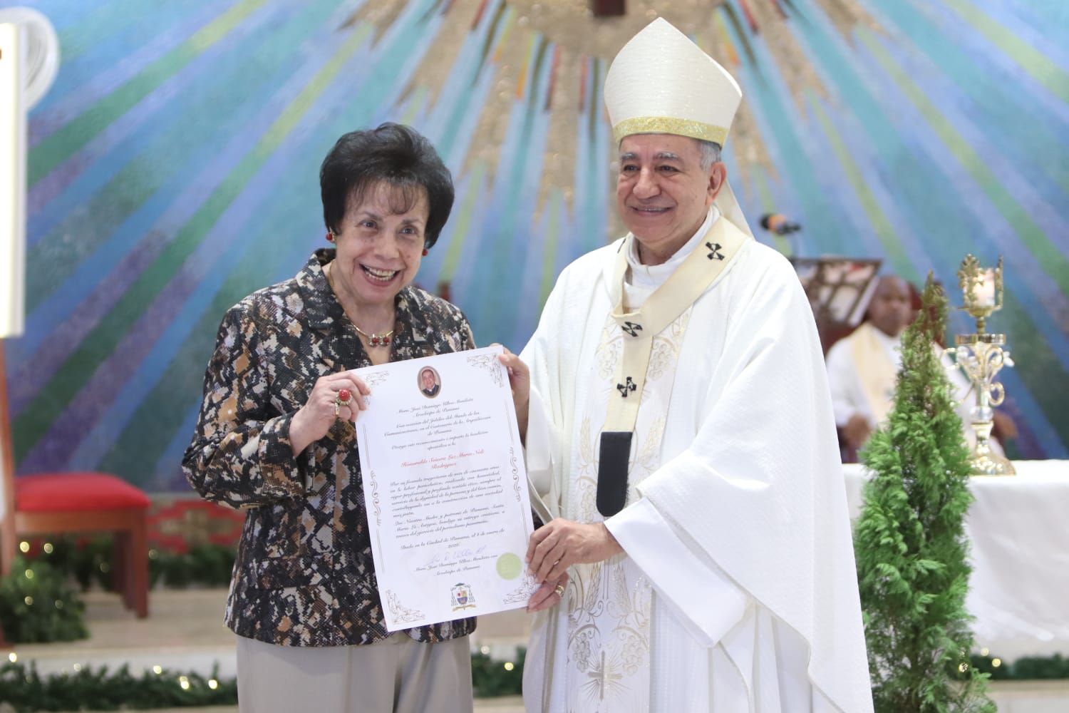 Arquidiócesis de Panamá condecora a la periodista Luz María Noli