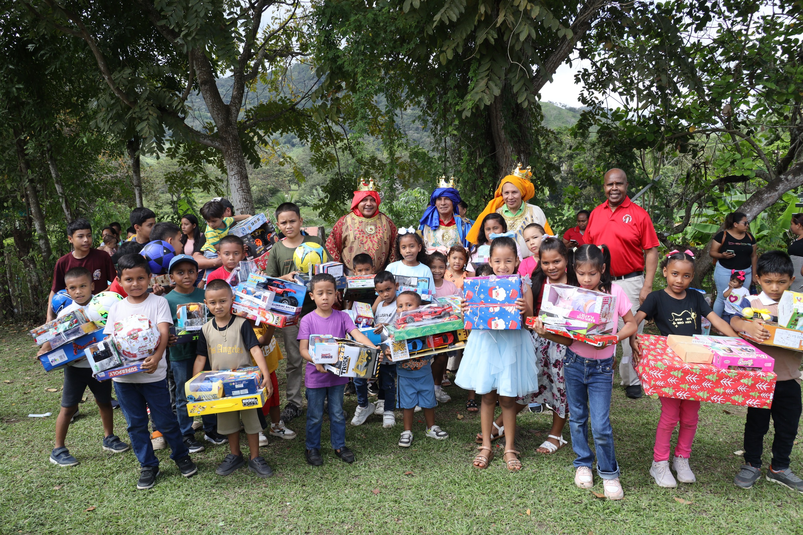 Alegría, fe y esperanza, vivieron niños de Monte Oscuro, Capira, el 6 de enero