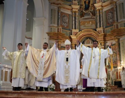 La Arquidiócesis celebra con gozo la ordenación sacerdotal y diaconal de tres jóvenes de realidades y culturas distintas
