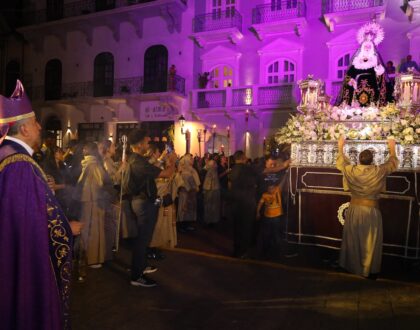 Viernes de Dolores el Casco Antiguo marcado por fe y mujeres panameñas al pie de la cruz