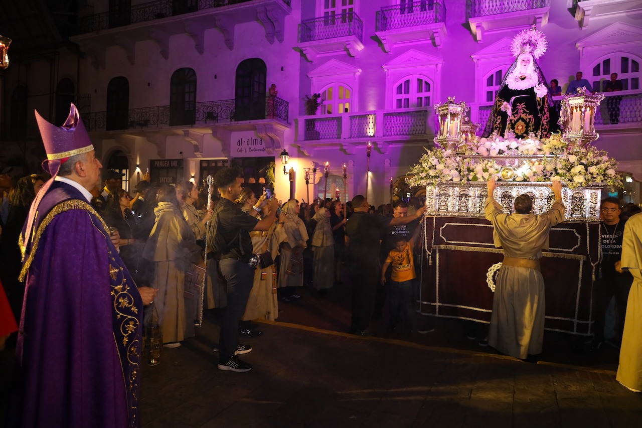 Viernes de Dolores el Casco Antiguo marcado por fe y mujeres panameñas al pie de la cruz