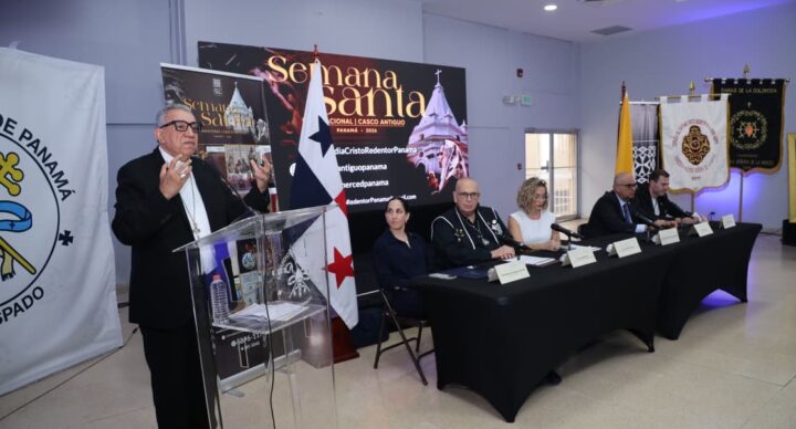 El Casco Antiguo en Semana Santa se convierte en verdadero templo fe