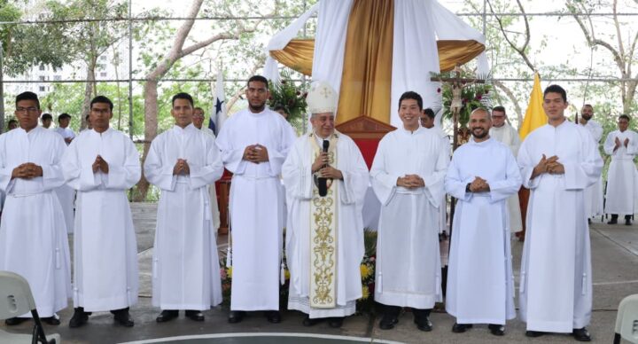 En fiesta de San José jóvenes reciben el alba y el ministerio del lectorado