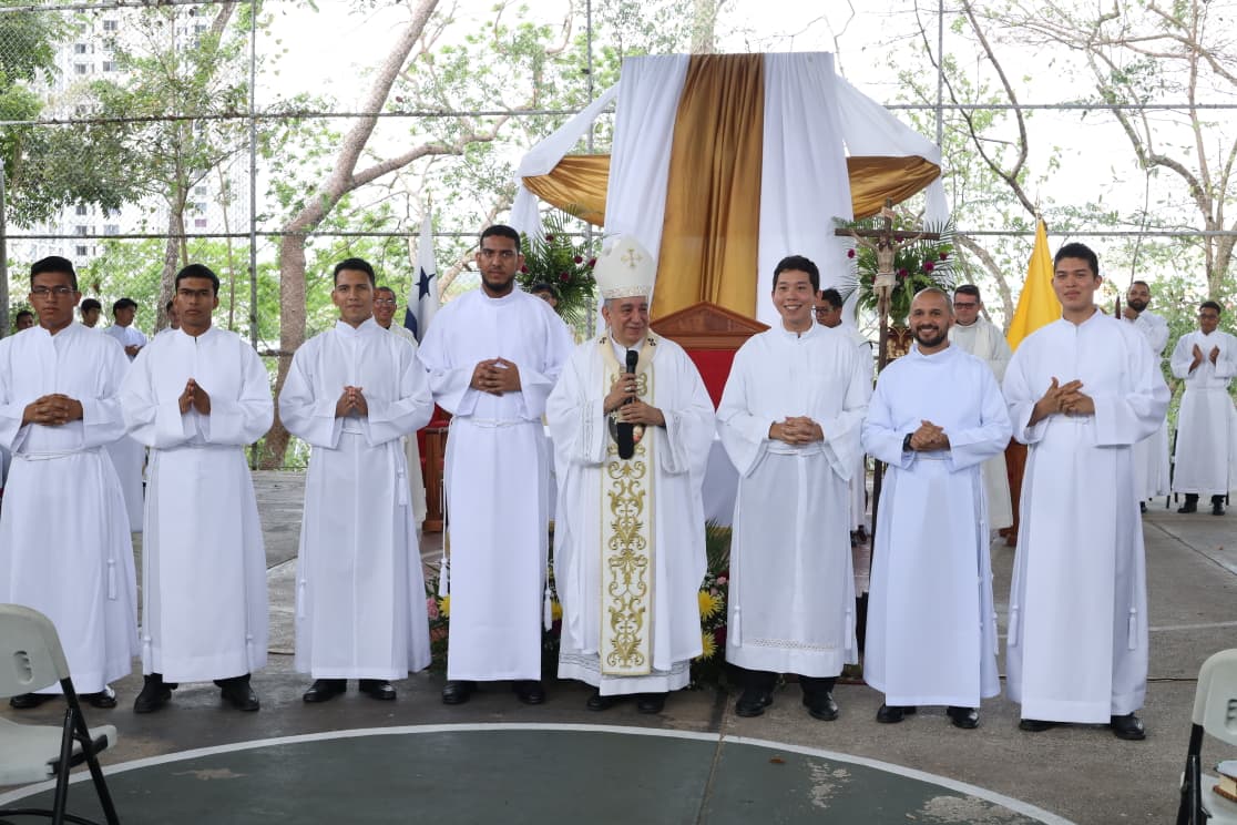 En fiesta de San José jóvenes reciben el alba y el ministerio del lectorado