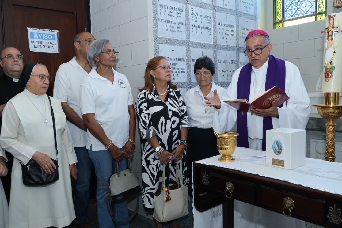 Traslado de las cenizas de la Hna. Elena Martínez al columbario de la Iglesia San Francisco de Asís