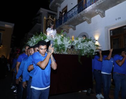 Reclusos peregrinan con el Cristo Pobre la noche del Miércoles Santo