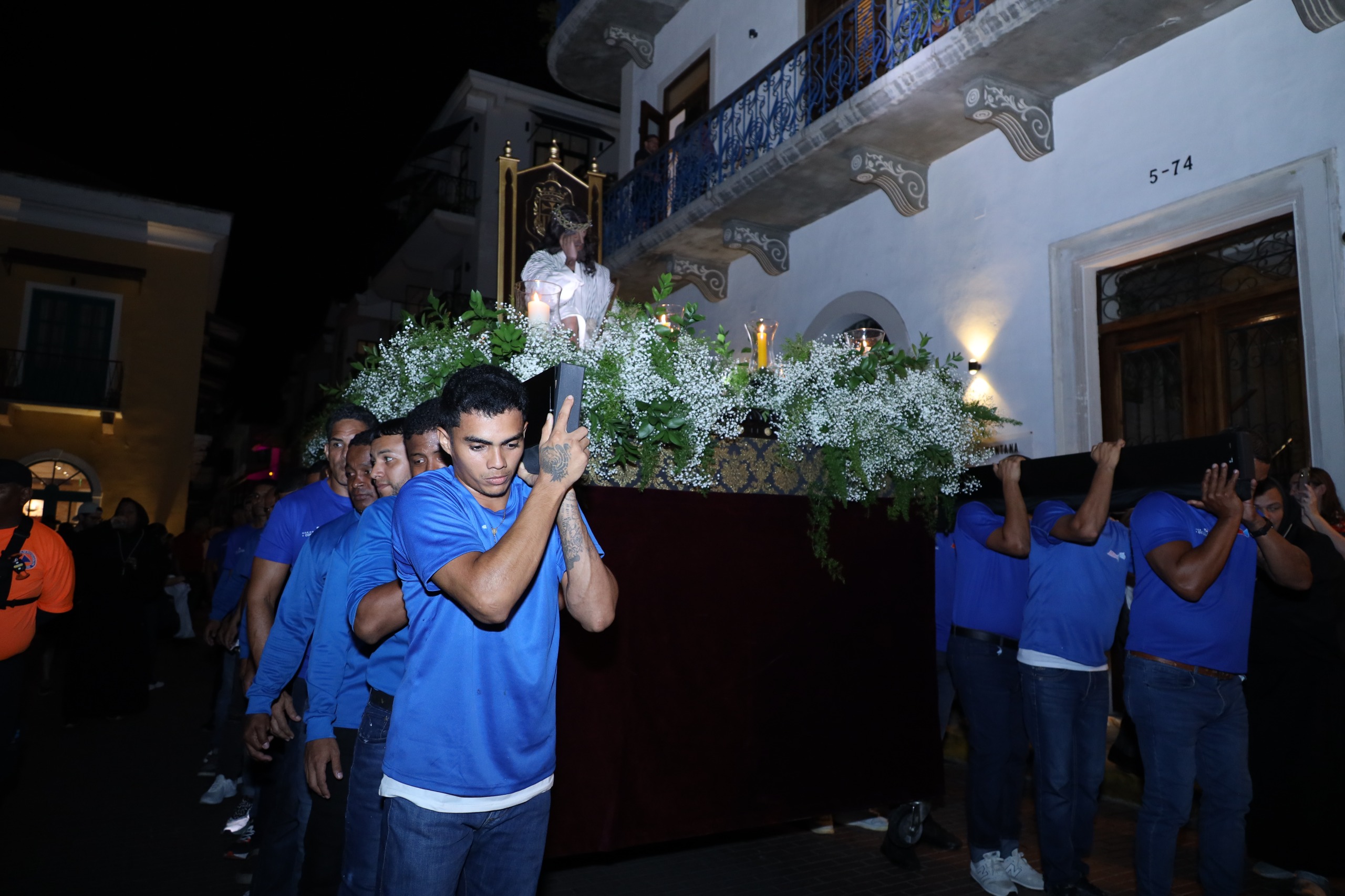 Reclusos peregrinan con el Cristo Pobre la noche del Miércoles Santo