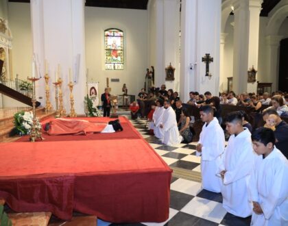 Miles de fieles acompañan la Pasión de Cristo