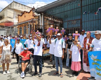 Afirmó el arzobispo Ulloa a habitantes de calle  “No están solos, la cruz también camina con ustedes”