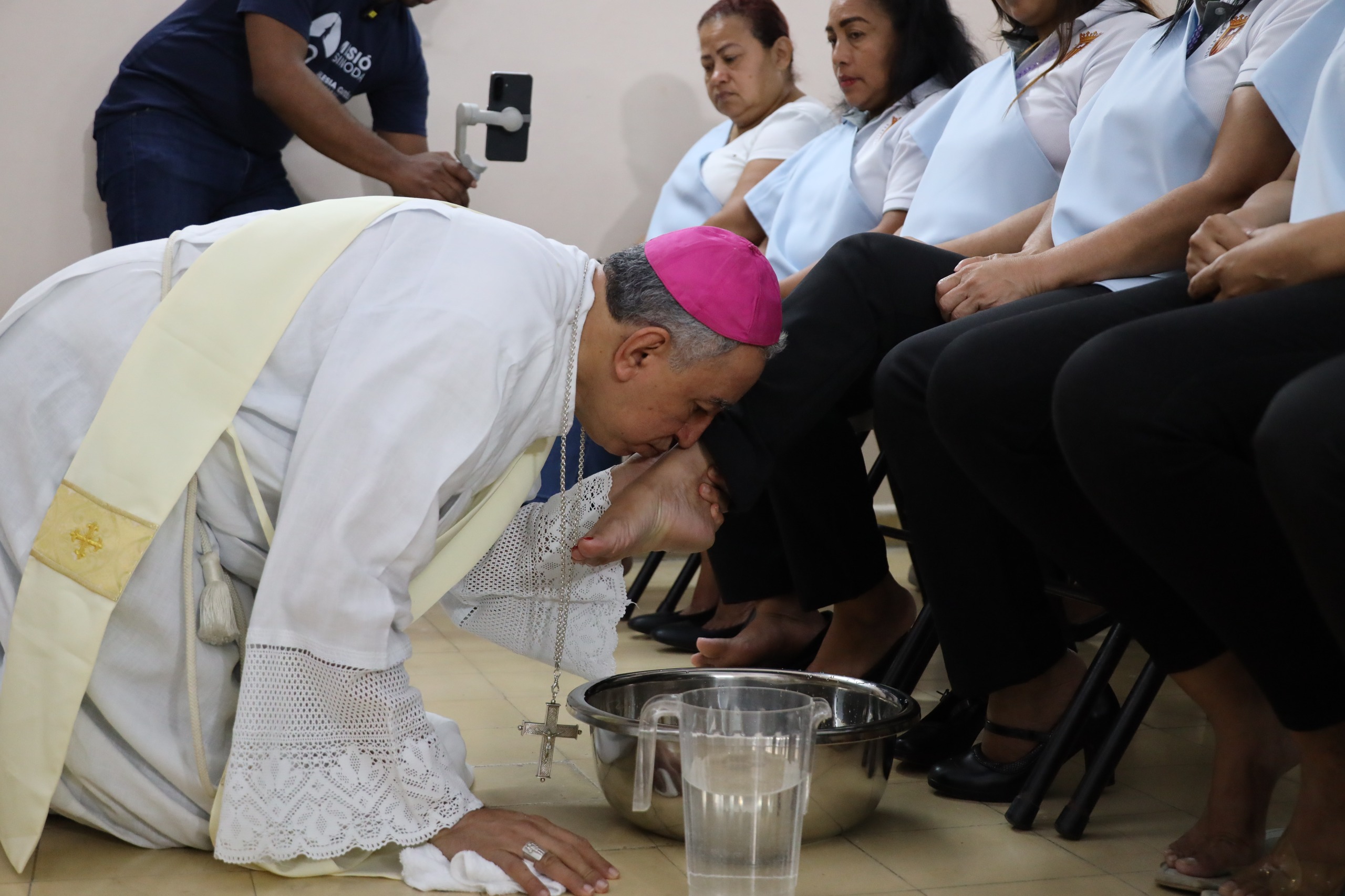 En Jueves Santo 12 privadas de libertad recibe lavatorio de pies