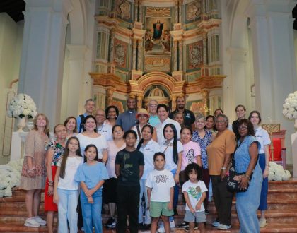 Familias peregrinan por Iglesias  del Casco Antiguo en apoyo a Radio Hogar
