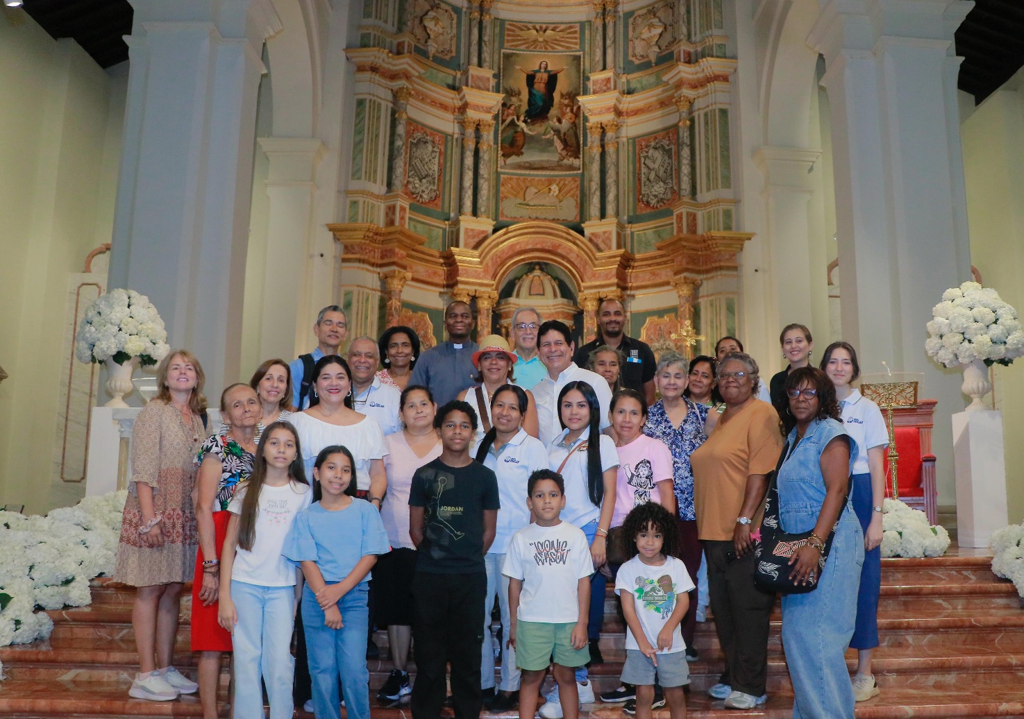 Familias peregrinan por Iglesias  del Casco Antiguo en apoyo a Radio Hogar