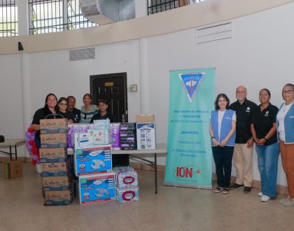 Pastoral Social Cáritas Arquidiocesana lleva esperanza y solidaridad a pacientes del Instituto Oncológico Nacional