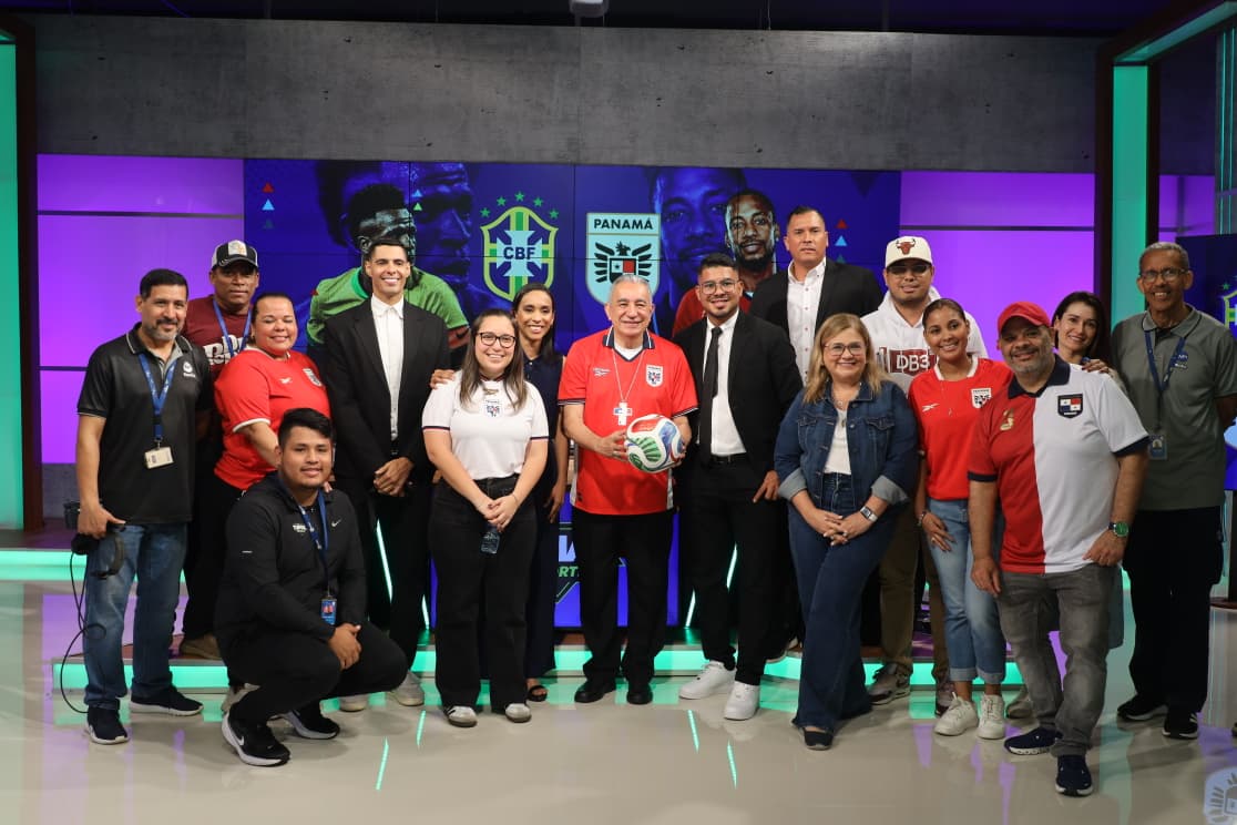 Arzobispo Ulloa bendice set deportivo de TVN Media