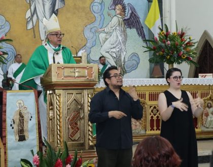 Iglesia en Panamá y especialistas internacionales fortalecen su compromiso de protección y cuidado pastoral a personas sordas